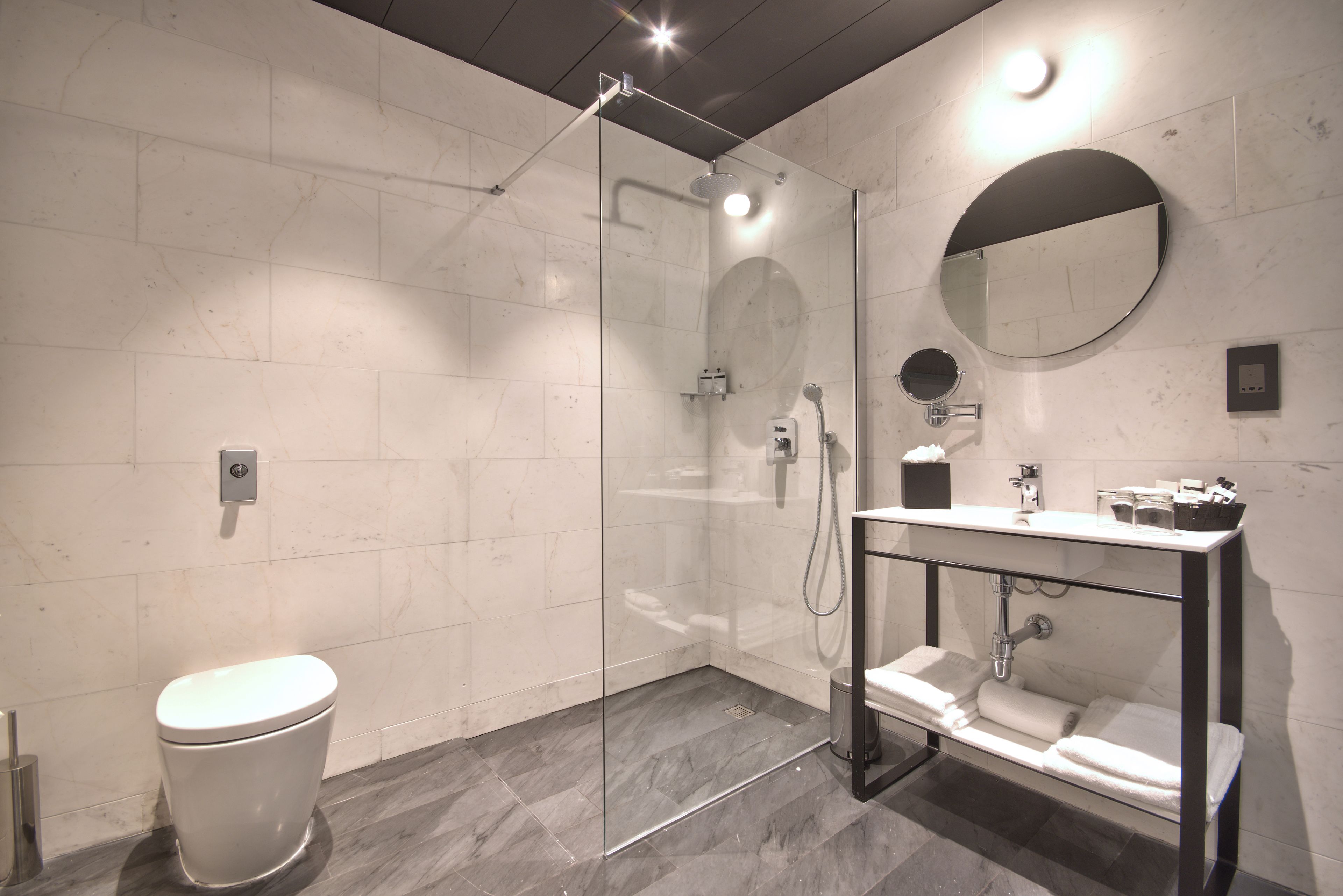 superior double or twin room, terrace (double or twin) | bathroom | shower, free toiletries, hair dryer, slippers