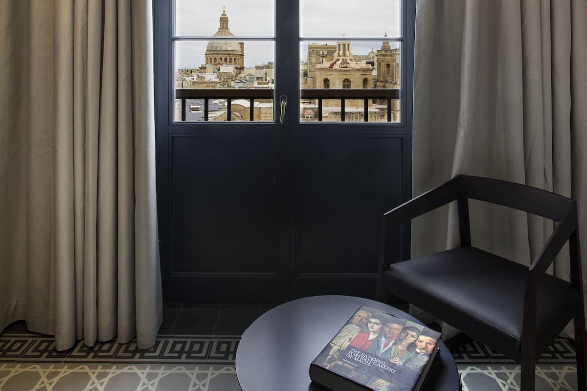 Chambre Junior Double ou avec lits jumeaux, balcon (Double or Twin) | Minibar, coffres-forts dans les chambres, bureau