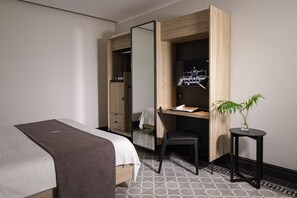 Minibar, caja de seguridad en la habitación y escritorio