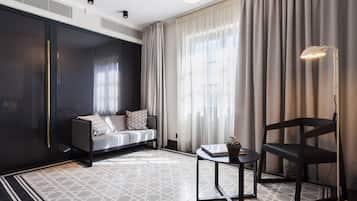 Minibar, coffres-forts dans les chambres, bureau