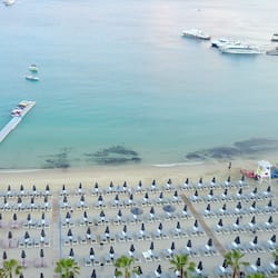 Sulla spiaggia, lettini da mare, ombrelloni, teli da spiaggia