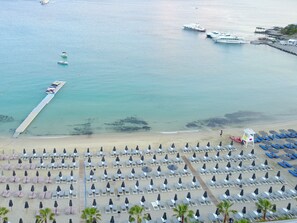 On the beach, sun-loungers, beach umbrellas, beach towels - Mykonos Dove Beachfront Hotel (Mykonos)