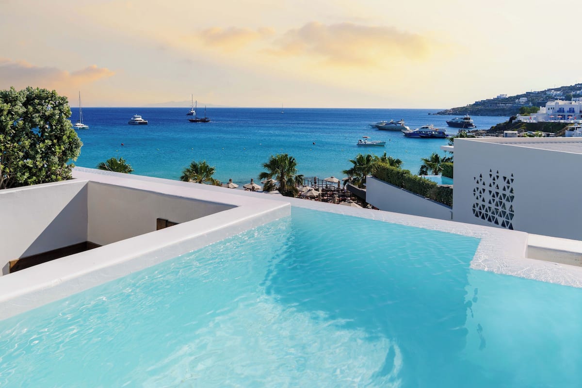 Una piscina con vista al mar y barcos.