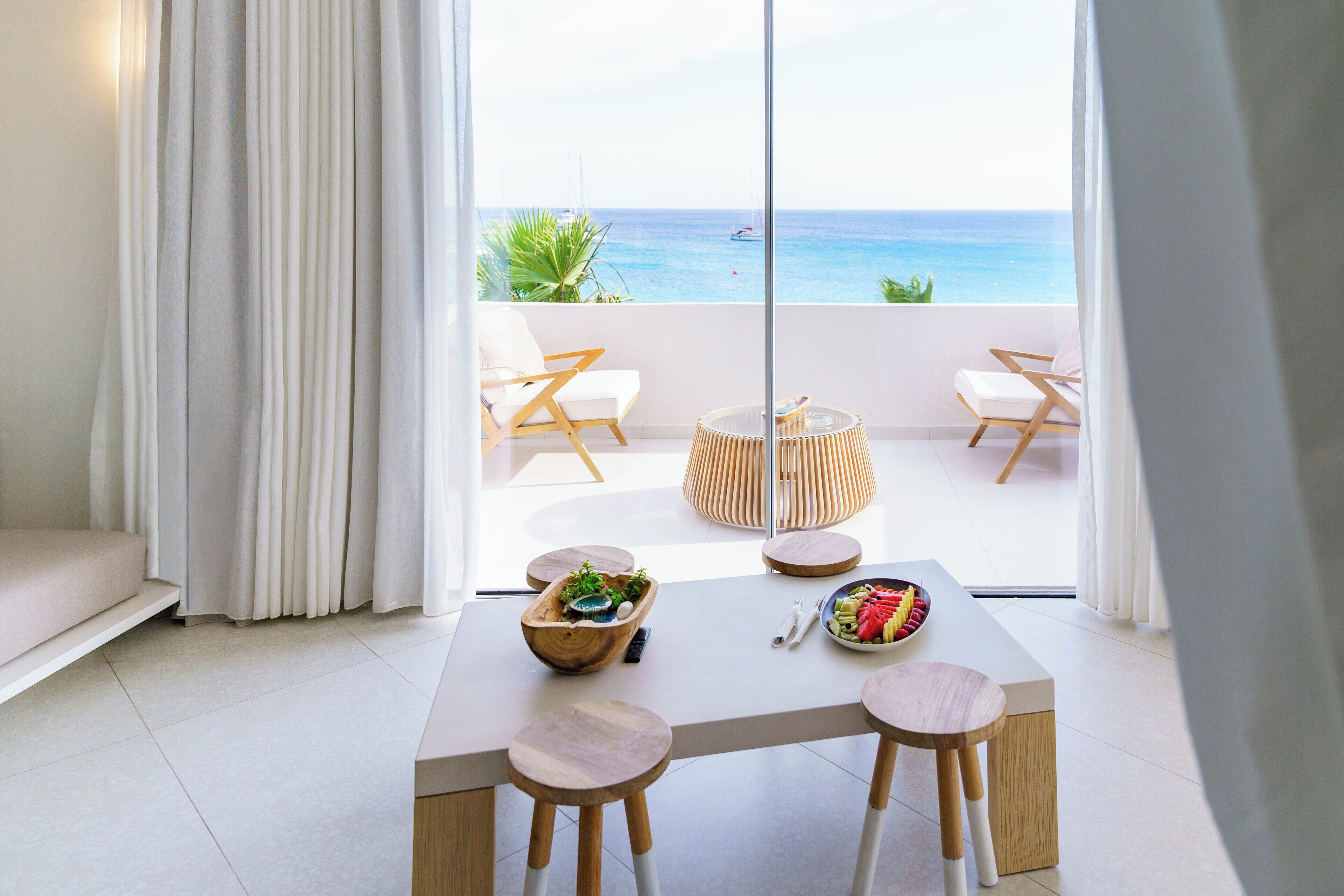 Fantasy Dream suite with private pool and sea view | Living area | 31-inch flat-screen TV with cable channels, TV