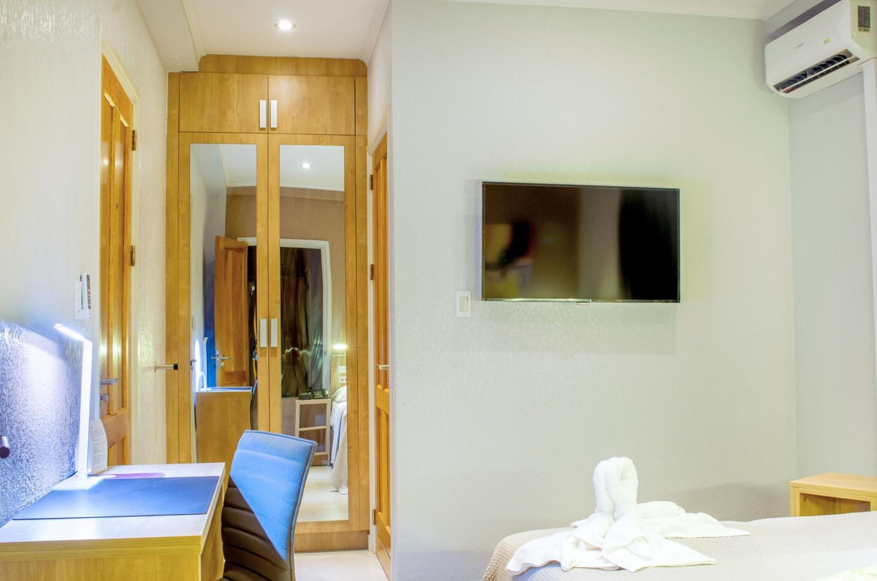 premium bedding, down duvets, in-room safe, desk