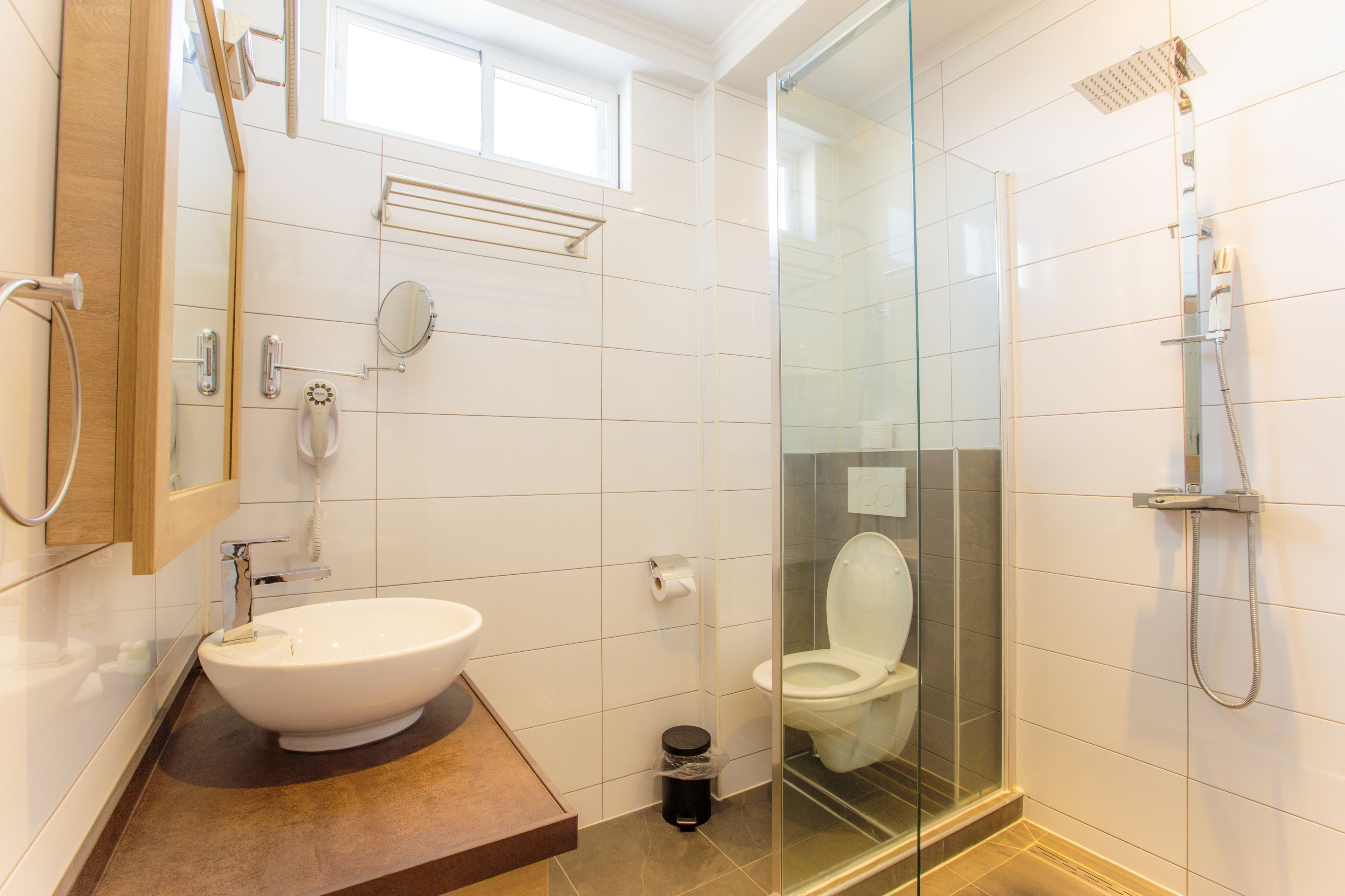 executive room | bathroom | shower, rainfall showerhead, free toiletries, hair dryer