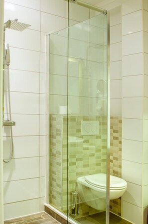 Dusche, Regendusche, kostenlose Toilettenartikel, Haartrockner