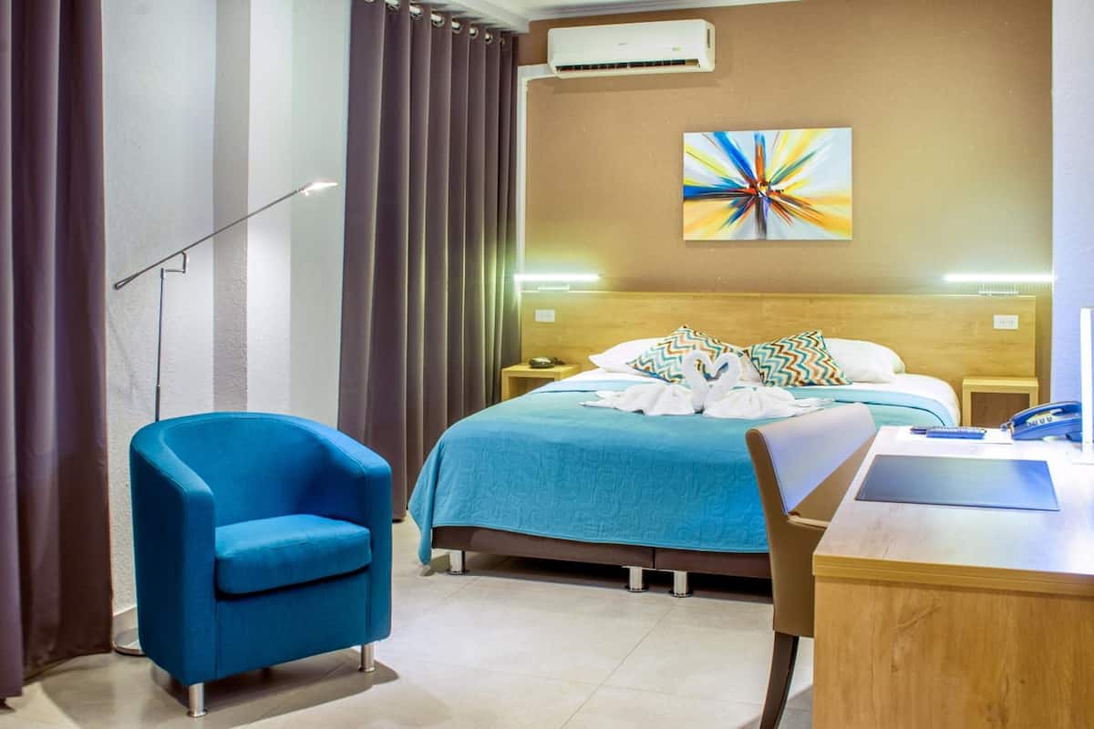 premium bedding, down duvets, in-room safe, desk