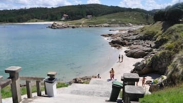 Sulla spiaggia, sabbia bianca