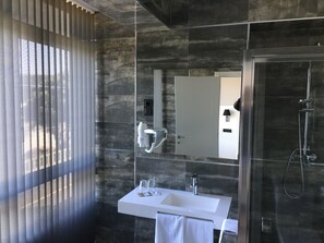 Double or Twin Room | Bathroom | Hair dryer, towels - Hotel La Cruz (Muxía)