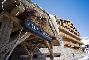 A wooden building with a sign that reads "VILLAGE MONTANA".