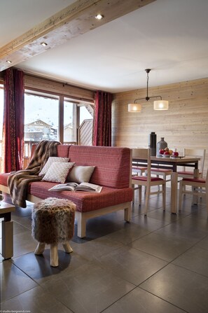 Chambre Duplex Deluxe, 3 chambres, vue sur la montagne | Salle de séjour | Téléviseur à écran plat, foyer