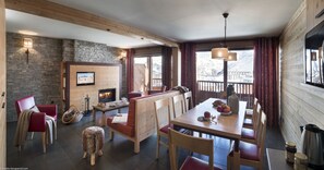 Chambre Duplex Deluxe, 3 chambres, vue sur la montagne | Aire de séjour | Téléviseur à écran plat, foyer