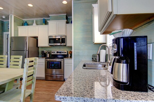 Condo, 3 Bedrooms | Private kitchen | Fridge, microwave, oven, stovetop