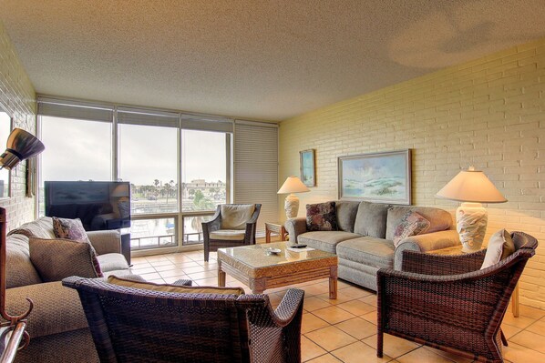 Condo, 2 Bedrooms | Living room