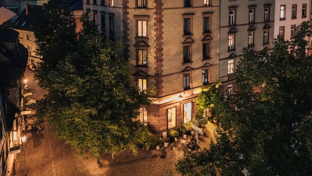 Un edificio histórico con varias ventanas y un patio.