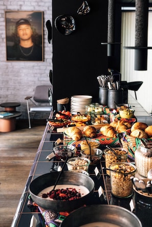 Daily buffet breakfast (EUR 18 per person) - Libertine Lindenberg (Frankfurt)