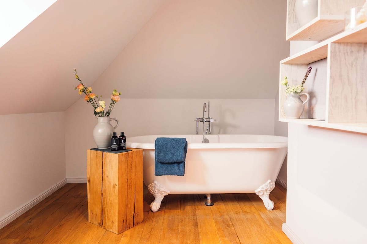 apartment libertines | bathroom | free toiletries, hair dryer, towels, soap