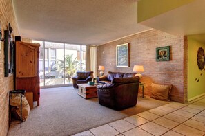 Condo, 2 habitaciones | Sala de estar | Reproductor de DVD 