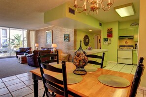 Condo, 2 habitaciones | Área de sala de estar | Reproductor de DVD 