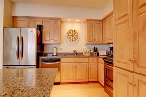 Condo, 2 habitaciones | Cocina privada | Refrigerador, microondas, horno y parrilla de estufa