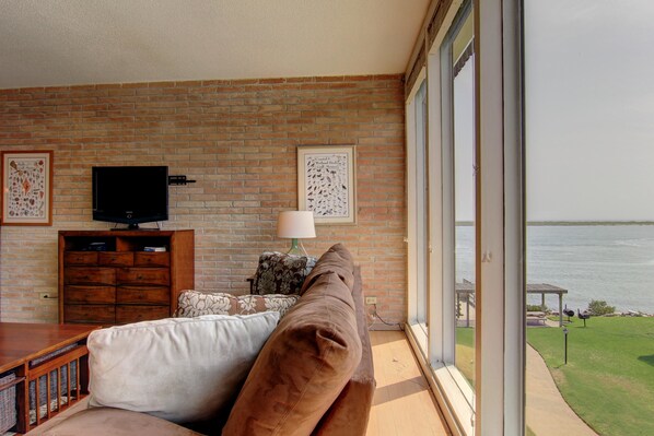 Condo, 2 Bedrooms | Living area