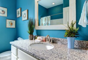 House, 6 Bedrooms | Bathroom | Combined shower/tub, towels