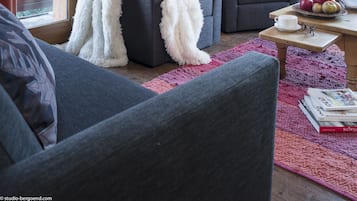 Apartment, 3 Schlafzimmer | Wohnbereich | Flachbildfernseher