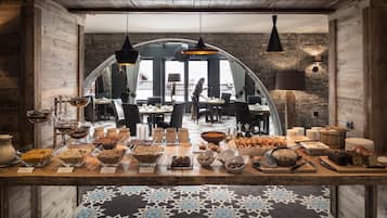 Café da manhã com buffet todos os dias (EUR 17 por pessoa)