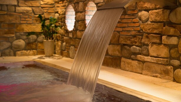 A stone wall with a water feature. - Hotel Elisabeth (Schoppernau)