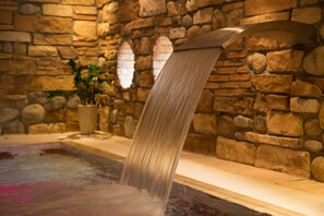 A stone wall with a water feature. - Hotel Elisabeth (Schoppernau)