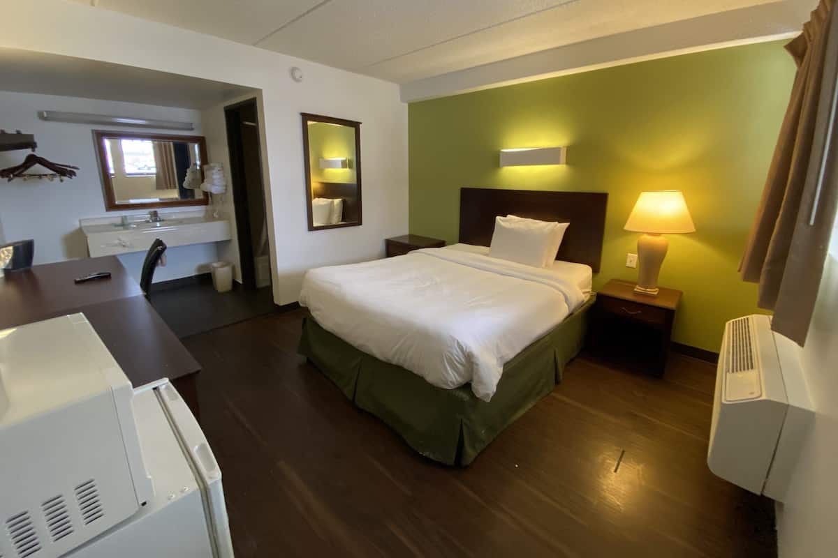 1 chambre, bureau, rideaux dâobscurcissement, fer et planche Ă repasser