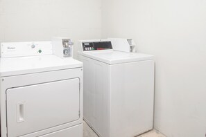 Laundry room - SkyLight Inn Cleveland - Willoughby (Willoughby)