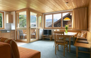 ดีลักซ์อพาร์ทเมนท์, 2 ห้องนอน, 2 ห้องน้ำ (Diedamskopf - incl. 72€ Cleaning Fee) | บริเวณนั่งเล่น | ทีวีจอแบน, โต๊ะปิงปอง