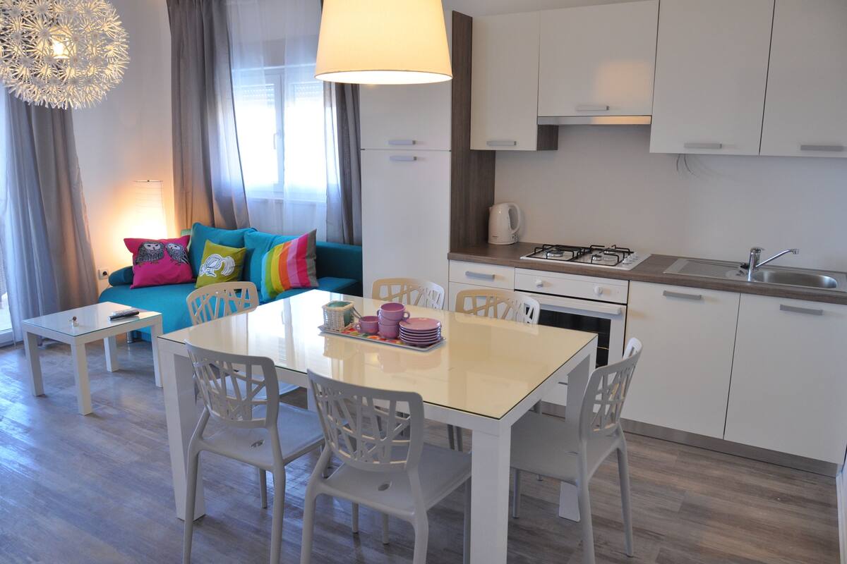 Luksusleilighet, 2 soverom, terrasse (Maestral) | Oppholdsrom | Flatskjerm-TV