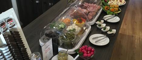 Frokostbuffé hver dag (EUR 10.80 per person)