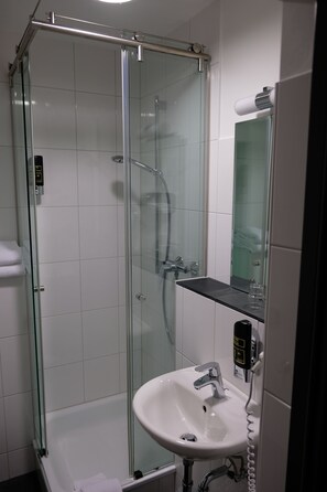 Standard Single Room | Bathroom | Shower, free toiletries, hair dryer, towels - Minx - CityHotels (Aachen)