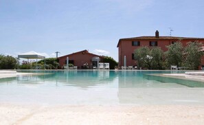 Piscina externa sazonal, guarda-sóis, espreguiçadeiras