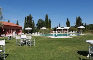 Alberca al aire libre por temporada y sombrillas en la alberca 