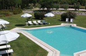 Piscina externa sazonal, guarda-sóis, espreguiçadeiras