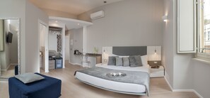 高級寢具、房內夾萬、書桌、隔音