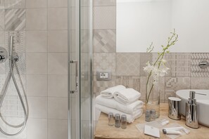 Chambre Deluxe double | Salle de bain | Douche, articles de toilette (gratuits), pantoufles, serviettes fournies