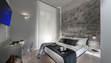 Ropa de cama de alta calidad y caja de seguridad en la habitación