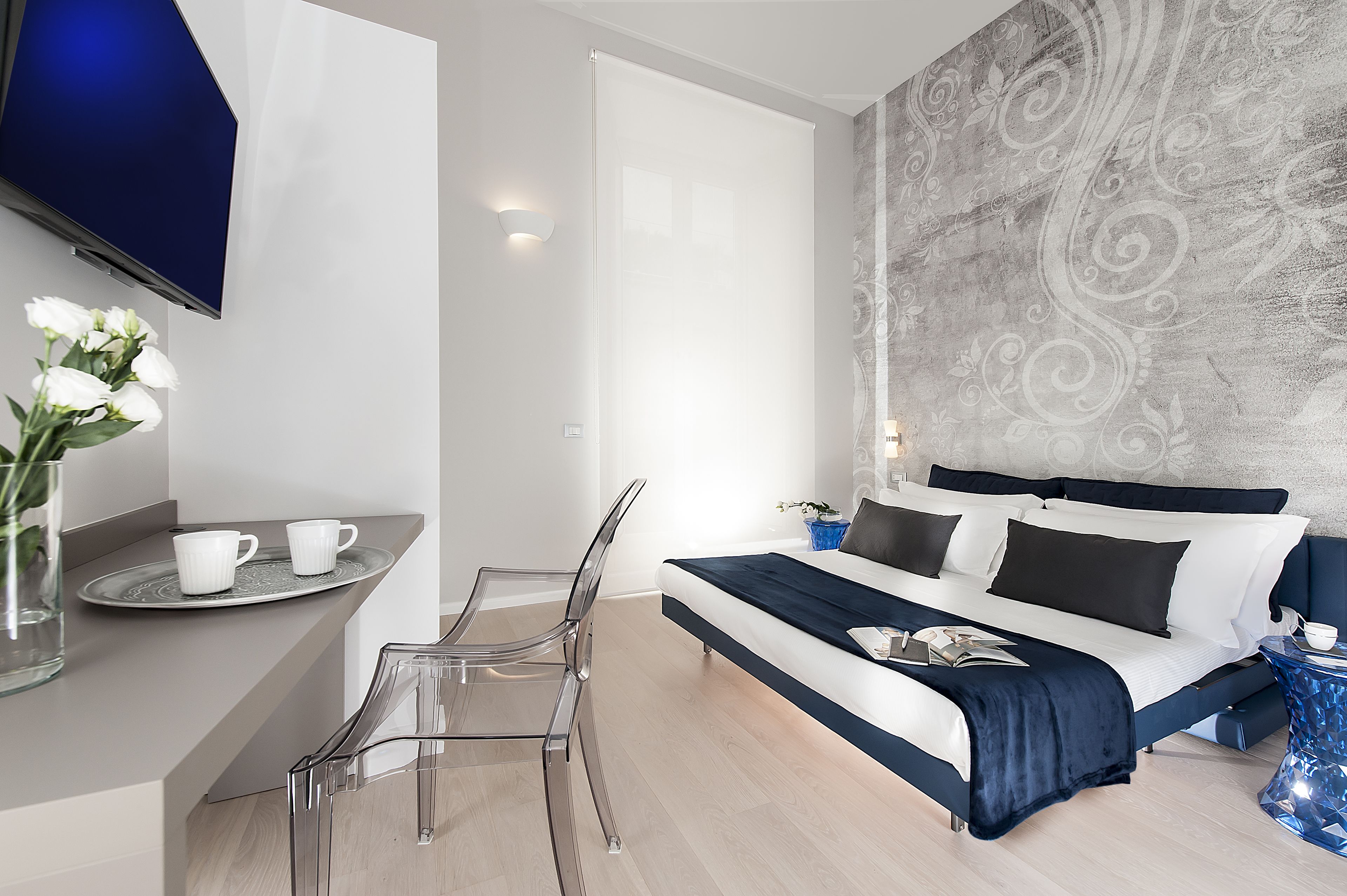 Ropa de cama de alta calidad y caja de seguridad en la habitación 