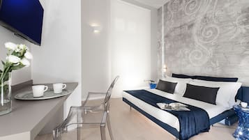 Ropa de cama de alta calidad y caja de seguridad en la habitación