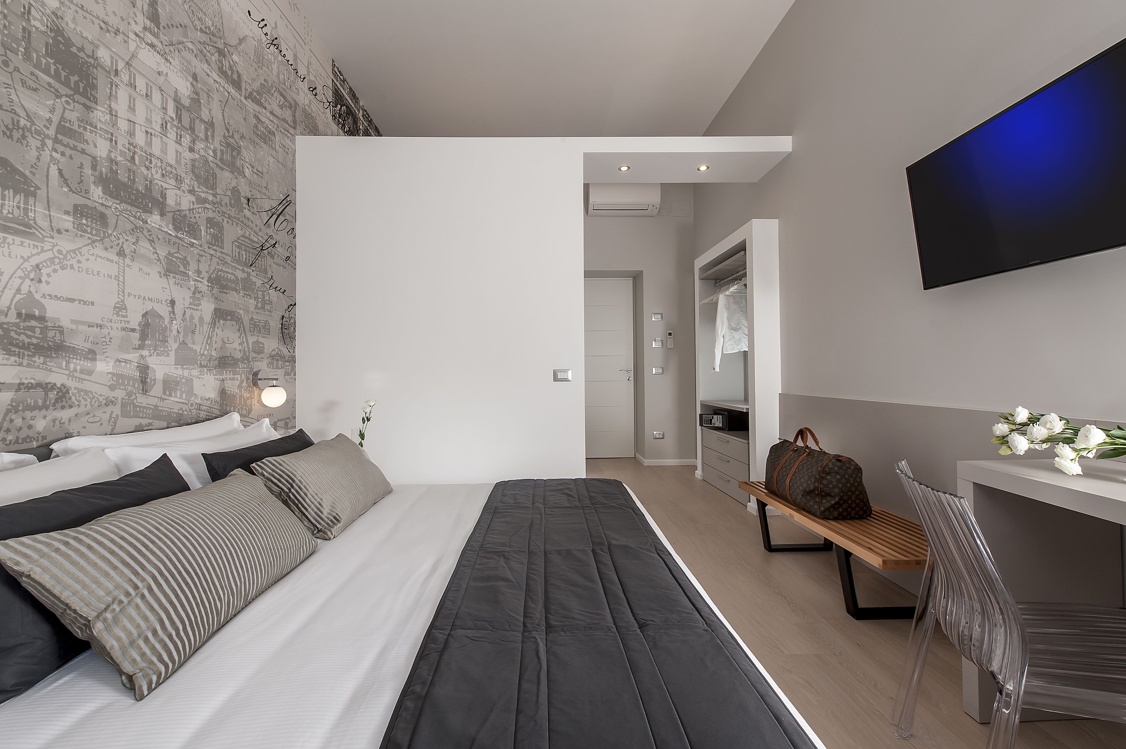 Photo - Colosseum Corner