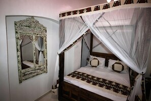 Ropa de cama de alta calidad, muebles diferentes y cortinas blackout 