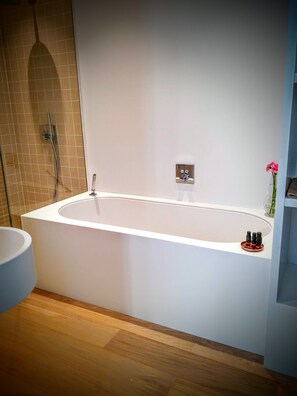 Family Room | Deep soaking bathtub - B&B Les Invités (Bruges)
