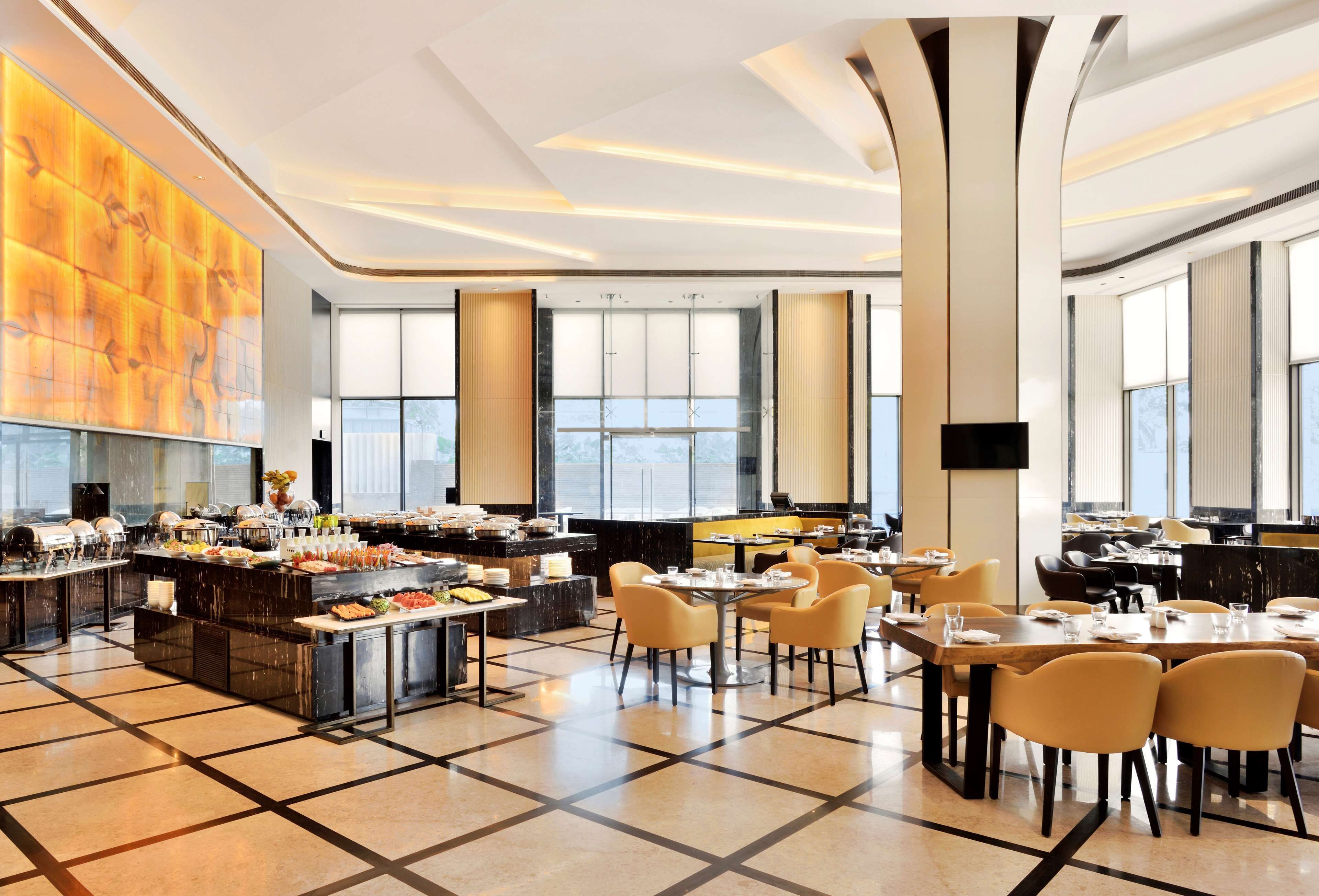 2 restaurantes; se sirve desayuno, almuerzo y cena; cocina sureña