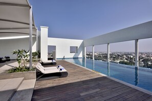 Outdoor pool, open 7 AM to 7:00 PM, sun loungers - Radisson Blu Coimbatore (Coimbatore)